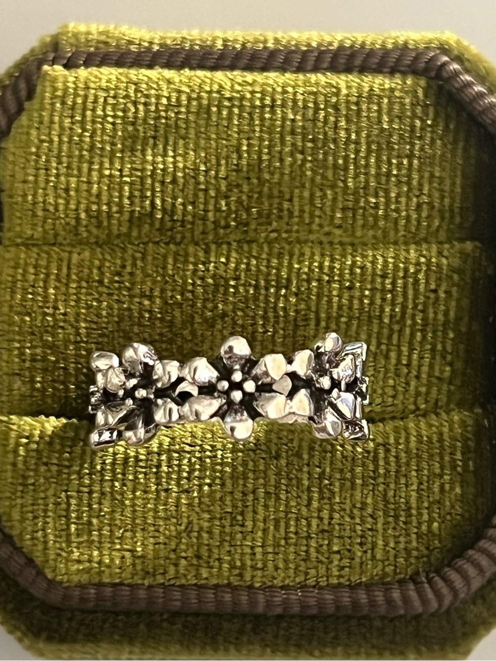 Vintage Design Flower Detailing Stainless Steel Silver Eternity Band Size 6